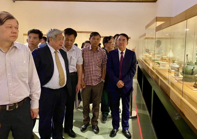 Lãnh đạo TP Hải Phòng và Lãnh đạo Bộ Văn hóa – Thể thao & du lịch chiêm ngưỡng những bảo vật tại Bảo tàng Hải Phòng.