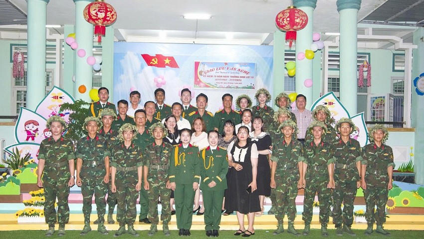 Các cán bộ, chiến sĩ phối hợp giao lưu văn hoá - văn nghệ