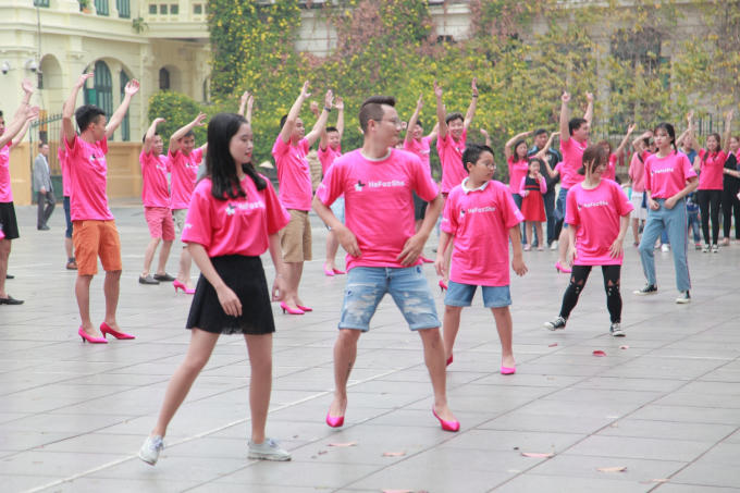 Hoàng Bách cùng con trai đi giày cao gót nhảy flashmob.