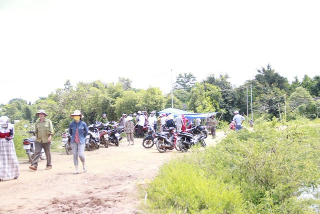 Lượng chức năng cùng người dân đã tìm thấy thi thể nữ sinh ở dưới hồ nước thủy lợi.
