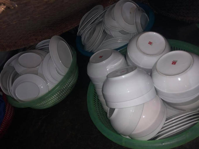 Cận cảnh những chiếc bát đĩa sạch như lau như li nhờ công cọ rửa có tâm của anh chàng.