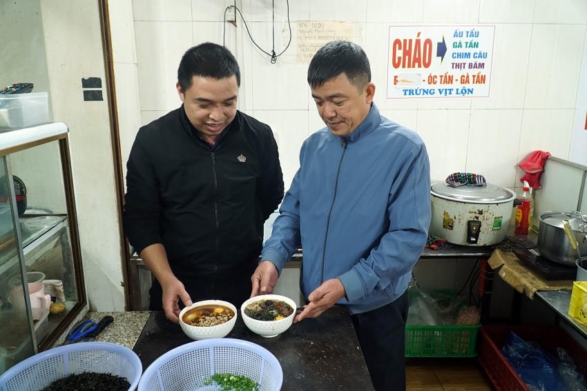 Nhiều thực khách khi đến với Hà Giang đều tìm bằng được địa chỉ ăn cháo ấu tẩu uy tín.

			(Ảnh: Phàn Họ).