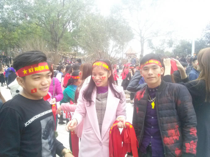 Nhiều bạn trẻ phấn khởi khi được đeo trên đầu dải băng zôn.