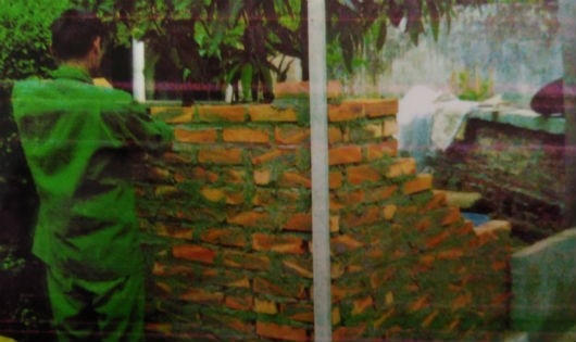 Ngày 13/9/2013, bà Vinh cho thợ xây bịt lối đi đã được mở. (Hình do gia đình ông Tuấn cung cấp)