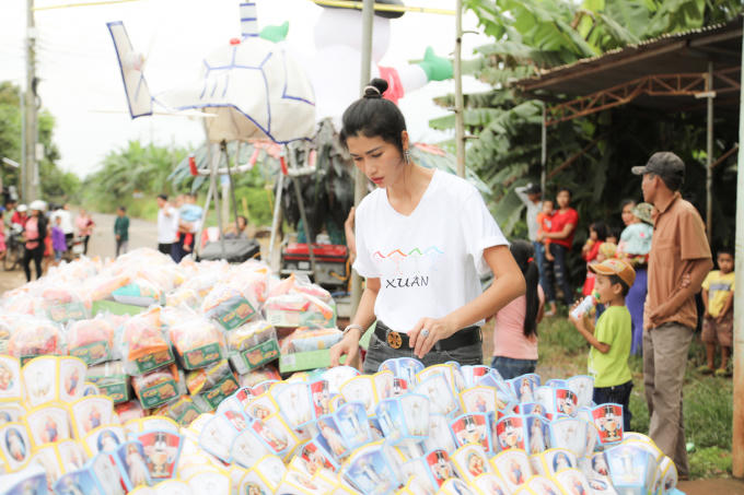 Trang lạ mang Trung Thu về cho trẻ em ở Gia Kiệm, Đồng Nai
