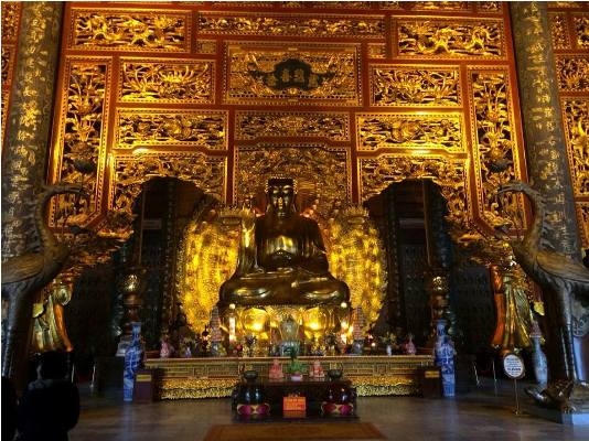 Tượng phật nặng 100 tấn đặt trong điện Pháp chủ hiện là tượng đồng dát vàng lớn nhất Đông Nam Á. Ảnh: Bảo Yến.