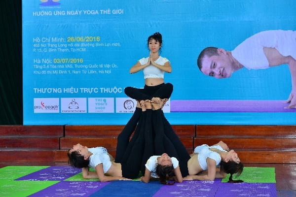 Những bức ảnh mẹ và bé tập yoga khiến hàng nghìn người yêu thích