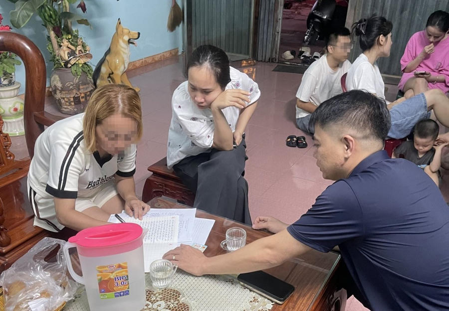 Cán bộ phòng An ninh đối ngoại làm việc với gia đình chị T. - Ảnh Công an Thanh Hóa.