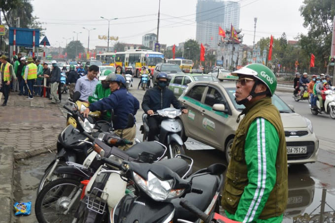 Lực lượng xe ôm, taxi quây kín các khu vực bến xe.