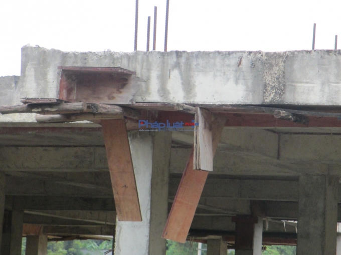 Sự chắp vá, hoen gỉ bởi dấu hiệu thời gian.