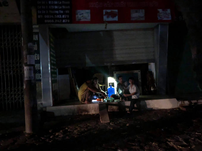 Mặc dù đã 12h đêm nhưng hàng chục người dân trên phố Đê La Thành vẫn chong đèn thức cùng lực lượng chức năng giải quyết hậu quả sau vụ cháy.