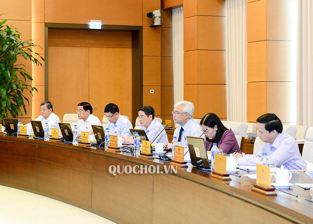 Ông Phan Thanh Bình - Chủ nhiệm UB Văn hoá, Giáo dục của Quốc hội (thứ 3 từ phải sang) báo cáo giải trình, tiếp thu dự án luật