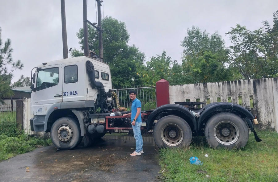 Tại lối thoát hiểm duy nhất xe đầu kéo cũng đã bịt kín.