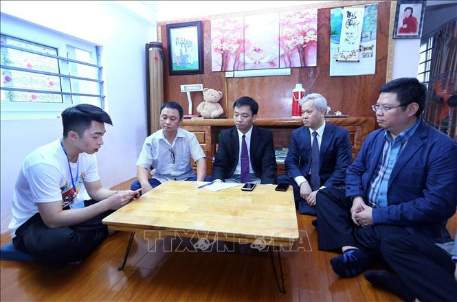 Buổi phỏng vấn tại hộ gia đình nhà anh Đặng Đức Phương, tại ngõ 25 Hàng Hành, quận Hoàn Kiếm (Hà Nội) ngay trong ngày lễ ra quân (Ảnh: Danh Lam/TTXVN).