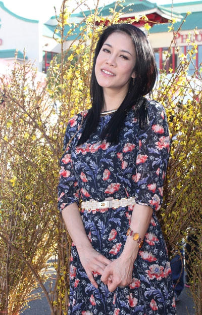 Ca sĩ Thu Phương rực rỡ bên những cành mai vàng đón Tết.