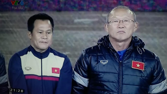 Thầy trò U23 Việt Nam và khán giả làm lễ hát Quốc ca.