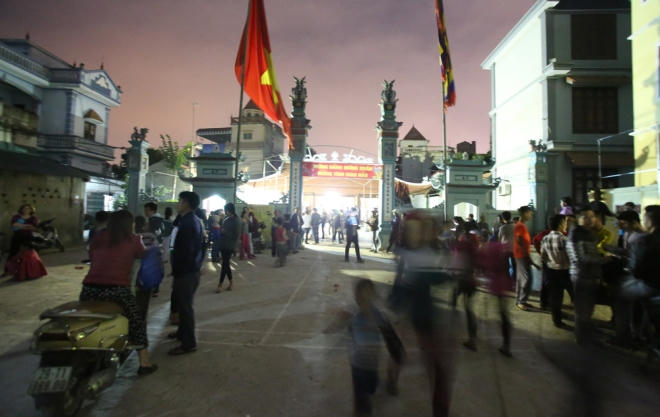 21h ngày 7/2 (11 tháng giêng), người dân làng An Định (Hà Đông, Hà Nội) lại hội tụ tại đình để chia lộc làng, "lấy đỏ" cầu may mắn cho cả năm.