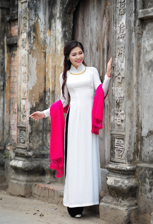 Trong bộ áo dài trắng cổ truyền, nữ sinh cao 1,67 m nổi bật ở trên con đường ở làng cổ Đường Lâm, thị xã Sơn Tây, Hà Nội.