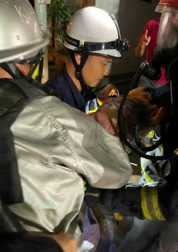 Lực lượng chức năng giải cứu các nạn nhân.