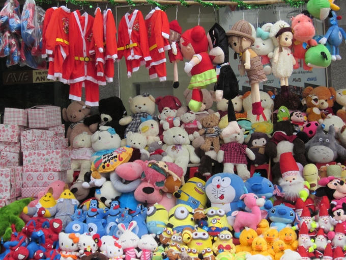 Khắp các con phố đều trưng bán đồ dịp Noel