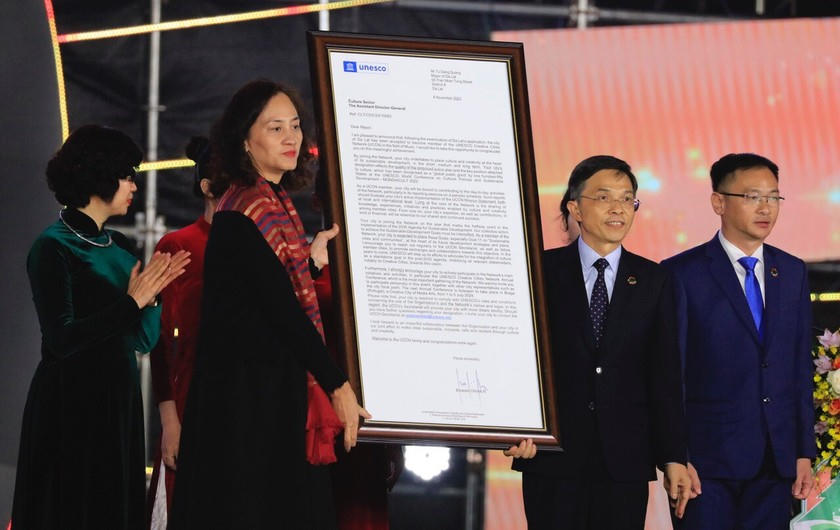 Đại diện UNESCO trao tặng danh hiệu “Thành phố sáng tạo Âm nhạc” cho TP Đà Lạt. (Ảnh: TN)