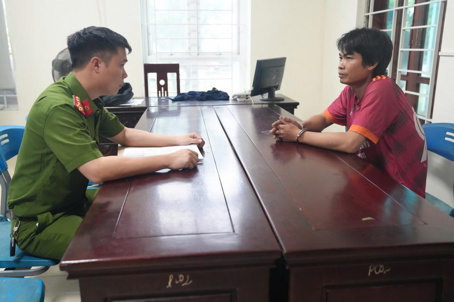 Lấy lời khai đối tượng. Ảnh: Công an Nghệ An.