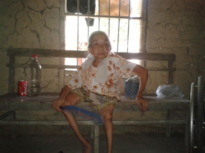 Bà Ngoan sống cô độc trong căn nhà đất cũ nát.
