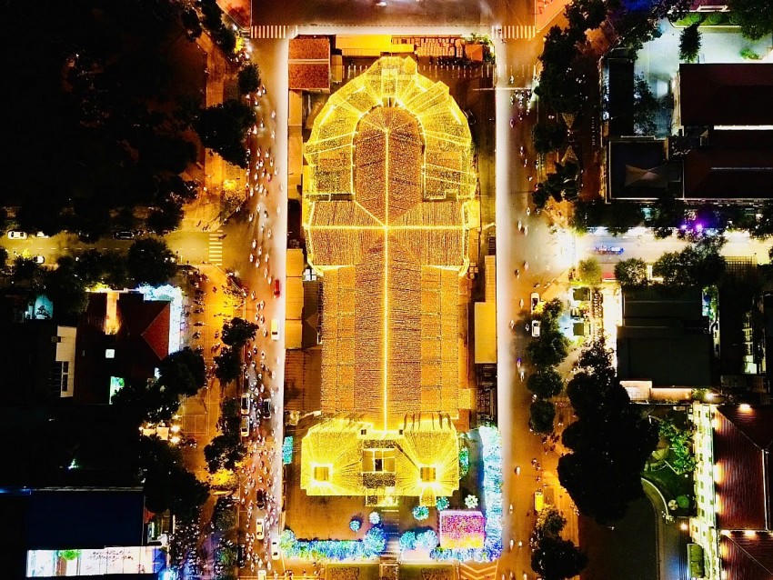 Nhà thờ Đức Bà sáng rực lung linh ánh đèn.