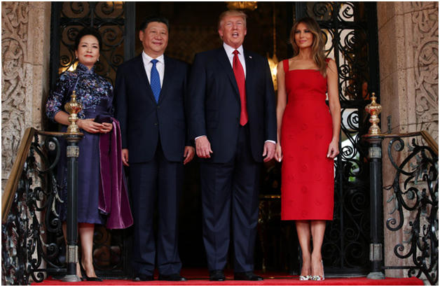 Vào sáng ngày 6/4 (theo giờ địa phương), Tổng thống Donald Trump và Đệ nhất phu nhân Melania Trump đã đón tiếp trọng thể Chủ tịch Tập Cận Bình và phu nhân Bành Lệ Viện tại khu nghỉ dưỡng Mar-a-Lago ở Palm Beach, bang Florida nhân chuyến thăm của nhà lãnh đạo Trung Quốc tới Mỹ. (Ảnh: Reuters)