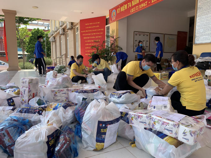 Các tình nguyện viên sẽ đóng hàng theo số lượng đặt trên Website...