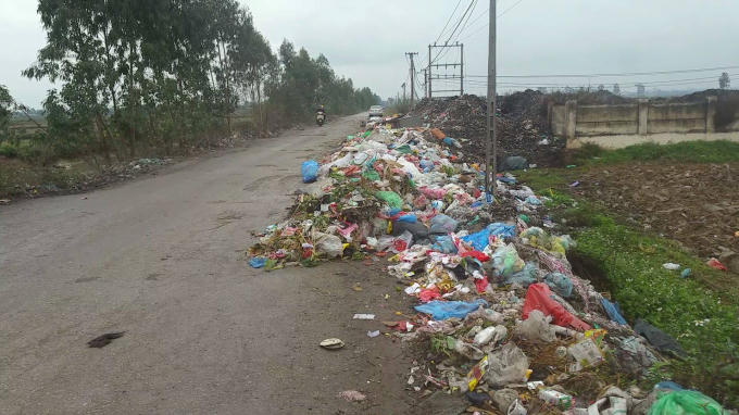 Dù đã có tường bao quanh khu vực đổ rác, nhưng do "quá tải" rác bị đổ ngoài khu vực quy định.