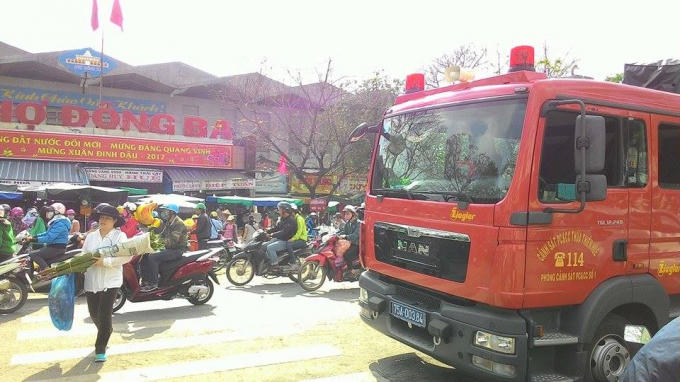 Công tác PCCC được lực lượng chức năng chú trọng, để đảm bảo an toàn cho người dân. Qua đó một chiếc xe chuyên dụng đã bố trí sẵn ở cổng chợ Đông Ba (Ảnh: PV Đăng Hậu chụp ngày 30 Tết)