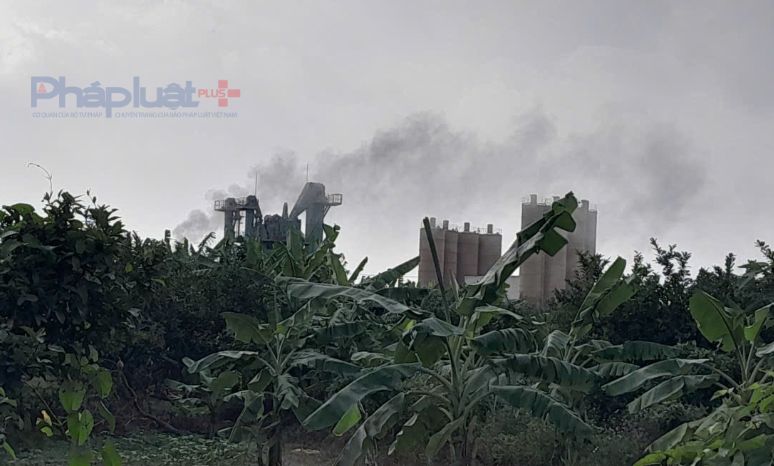 Cột khói đen bốc ra tư trạm sản xuất vật liệu xây dựng ngoài bãi sông Hồng thổi về phía nội đô.