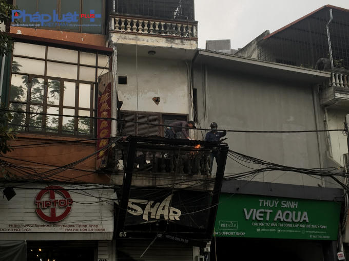 Những mái che, mái vẩy sai quy định sẽ bị cắt đưa về Công an phường.