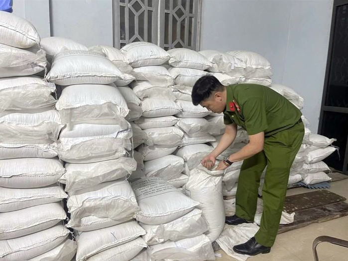 Hóa chất dùng làm giá đỗ. (Ảnh: Công an Lào Cai).