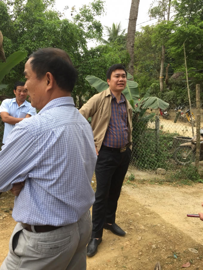 Ông Hoàng Xuân Cường - Phó chủ tịch UBND huyện Anh Sơn trong buổi họp dân về làm mương thoát nước.