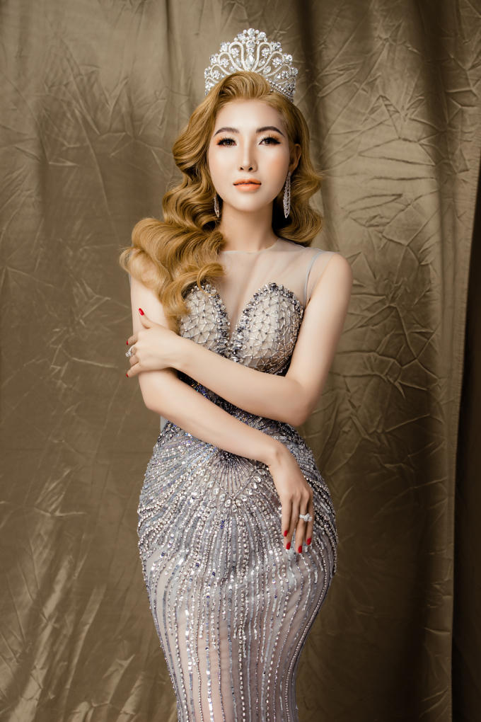 Trong bộ ảnh đầy phong cách mới đây, Thanh Tuyền khoe trọn vẻ đẹp không tỳ vết với gương mặt chuẩn "tỷ lệ vàng" và thân hình gợi cảm.