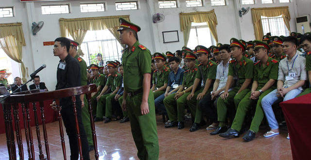 Các bị cáo tại phiên tòa. (Ảnh: báo Dân trí)