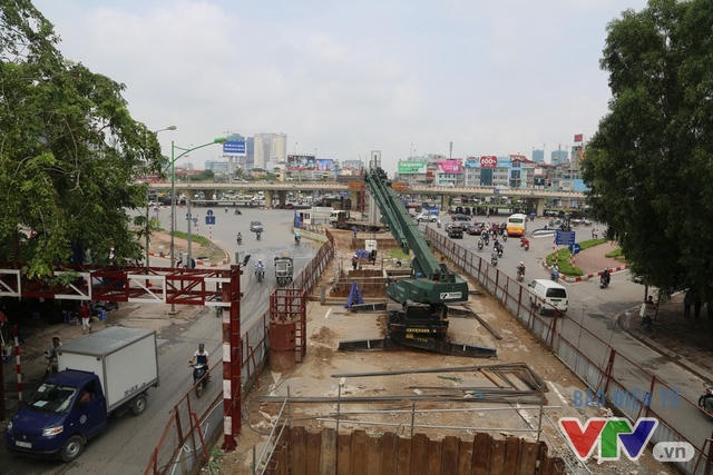 Hai bên đường dọc tuyến Cầu Giấy - Xuân Thủy - Hồ Tùng Mậu tới Nhổn bị thu hẹp để nhường diện tích đất thi công dự án.