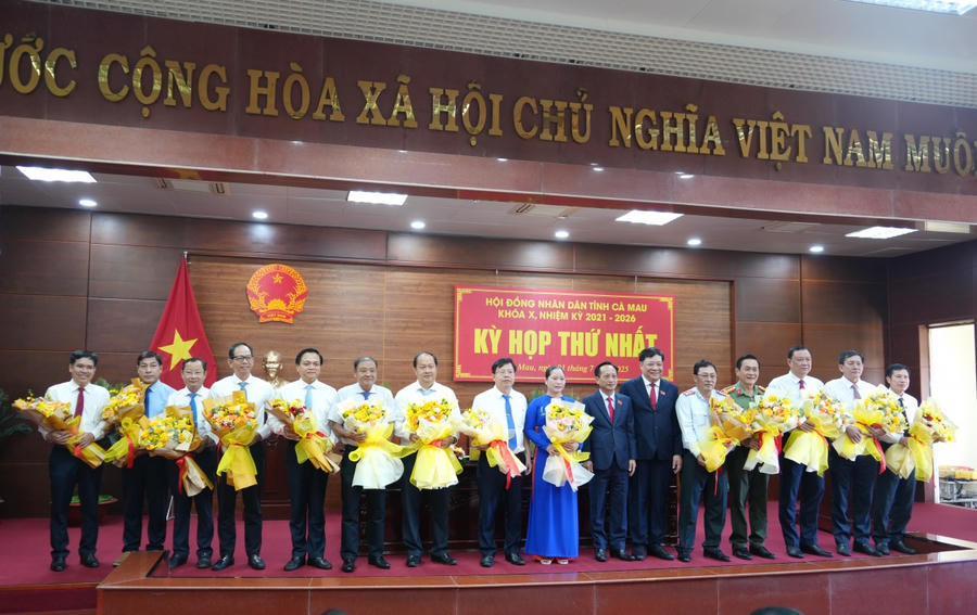 Ông Phạm Văn Thiều - Phó Bí thư Tỉnh ủy, Chủ tịch HĐND tỉnh cùng ông Phạm Thành Ngại - Phó Bí thư Tỉnh ủy, Chủ tịch UBND tỉnh (thứ 6 từ phải sang), tặng hoa chúc mừng các Ủy viên UBND tỉnh.