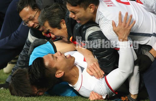 Cảm xúc vỡ òa sau cú sút 11 m thành công của Văn Thanh