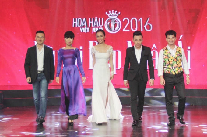 Hội đồng bình luận và MC Ái Phương.