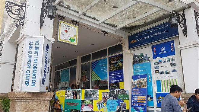 Đại lý bán vé máy bay, quán cà phê bủa vây Trung tâm Văn hóa Hồ Gươm.