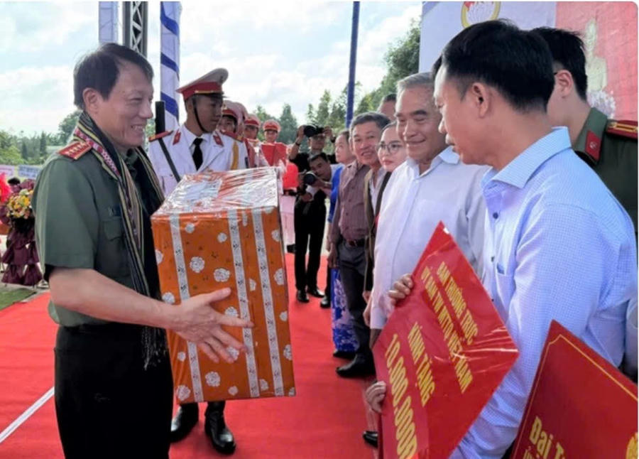 Bộ trưởng Lương Tam Quang tặng quà và bằng khen cho các cá nhân có thành tích xuất sắc trong thực hiện đề án. Ảnh: Cao Nguyên
