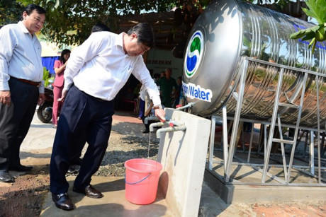Chủ tịch UBND TP.HCM Nguyễn Thành Phong kiểm tra nước sạch ở huyện Củ Chi. Ảnh: Hoàng Bình.