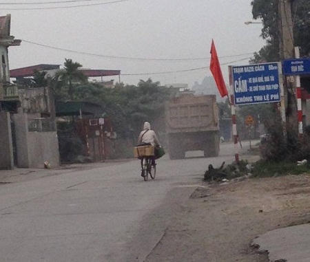 Khi trời nắng cả đoạn đường ngập chìm trong bụi than và bụi đá .