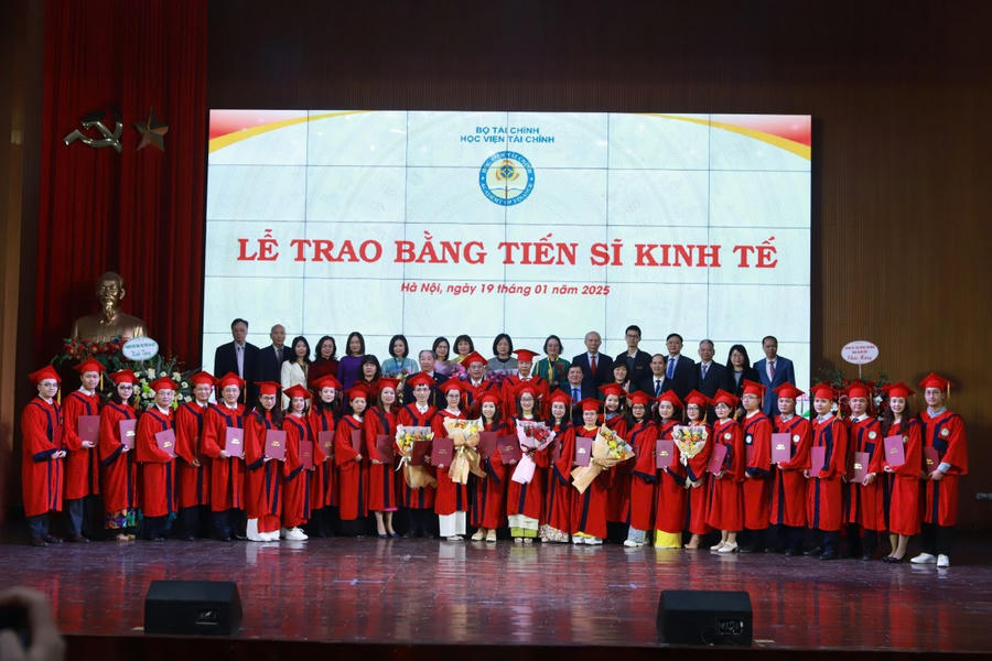 Các tân tiến sĩ năm 2024 chụp ảnh lưu niệm.