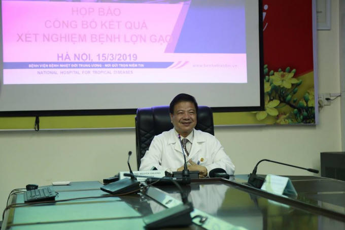 GS.TS Nguyễn Văn Kính - Giám đốc Bệnh viện Bệnh nhiệt đới Trung ương tại buổi họp báo liên quan tới vụ việc 400 cháu bé học sinh mầm non bị nhiễm sán lợn.