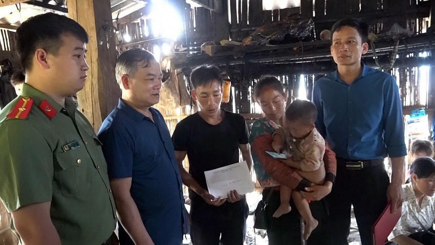 Lãnh đạo huyện Văn Bàn thăm hỏi, động viên gia đình. (Ảnh: Báo Lào Cai).