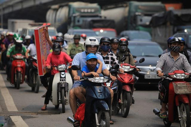 Các tuyến đường gần bến xe Mỹ Đình cũng trong tình trạng giao thông căng thẳng.